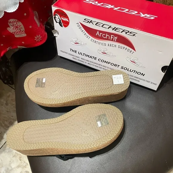 NIB Skechers Arch fit Support Beverley criss cross Wedge sandals size 10🌸🌺🌹