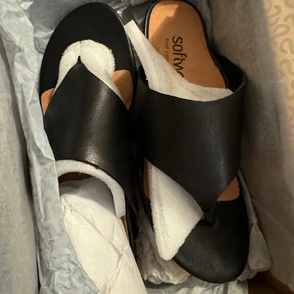 NIB- Softwalk Chandler Sandals