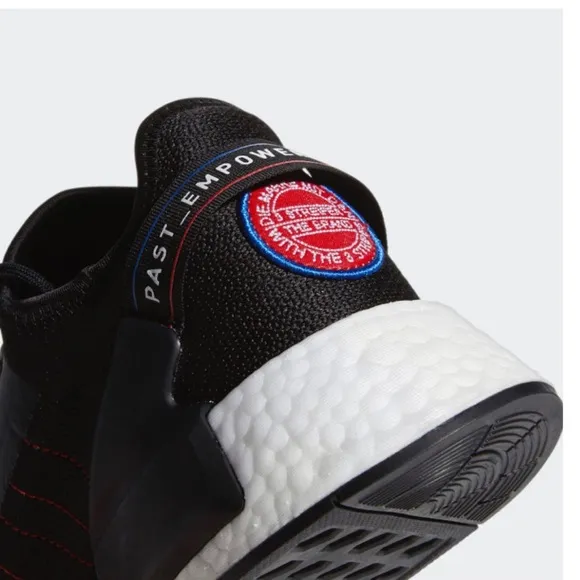 NIB✔️Adidas NMD_R1 V2 Sneakers