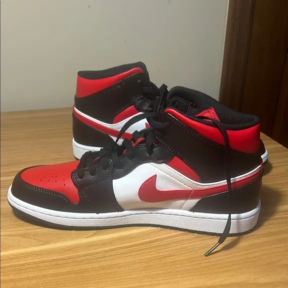 Nike Air Jordan 1 Mid Bred size 10.5 excellent condition.