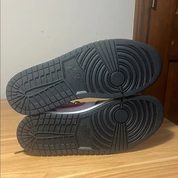 Nike Air Jordan 1 Mid Bred size 10.5 excellent condition.