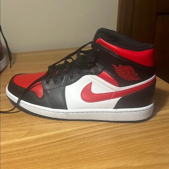 Nike Air Jordan 1 Mid Bred size 10.5 excellent condition.