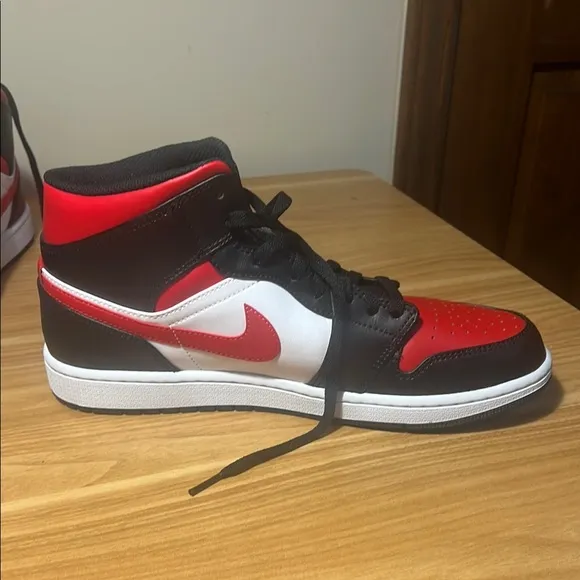 Nike Air Jordan 1 Mid Bred size 10.5 excellent condition.