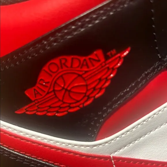 Nike Air Jordan 1 Mid Bred size 10.5 excellent condition.