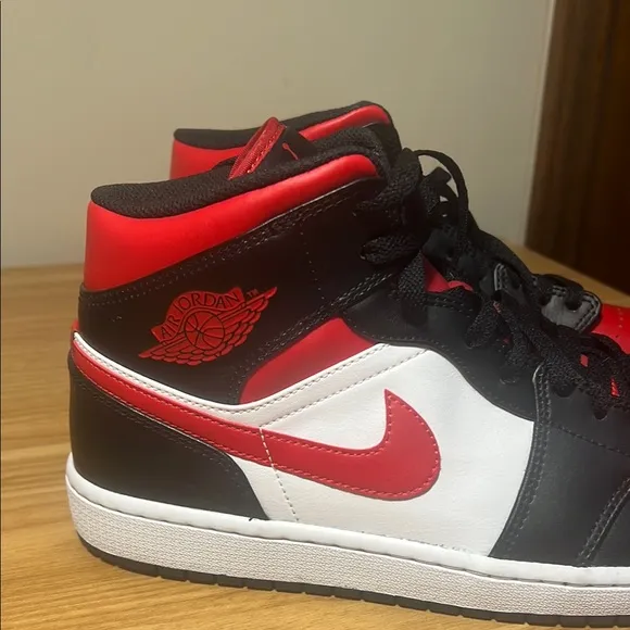 Nike Air Jordan 1 Mid Bred size 10.5 excellent condition.