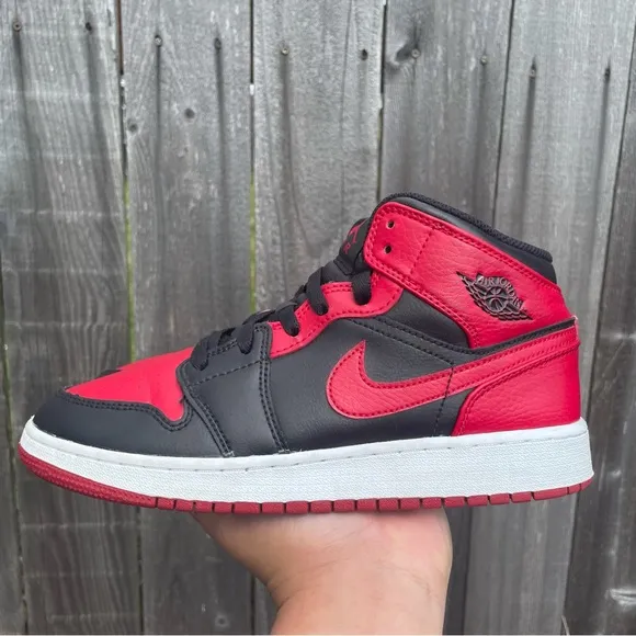 Nike air Jordan 1 Mid Bred size 5.5y