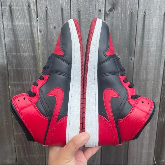 Nike air Jordan 1 Mid Bred size 5.5y