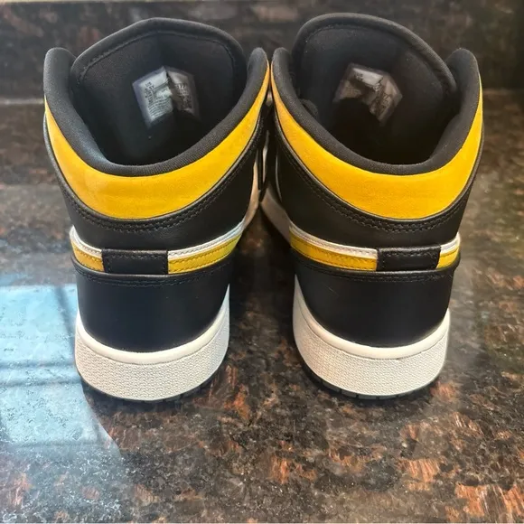 Nike Air Jordan 1 Mid Pollen Yellow White Black 554724-177 5.5 Youth