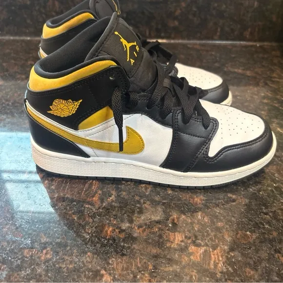 Nike Air Jordan 1 Mid Pollen Yellow White Black 554724-177 5.5 Youth