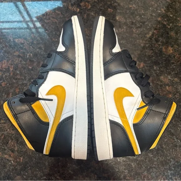 Nike Air Jordan 1 Mid Pollen Yellow White Black 554724-177 5.5 Youth