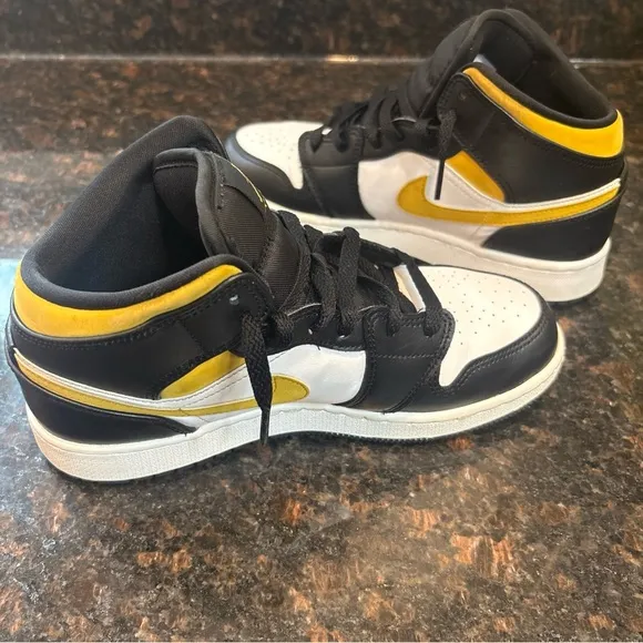 Nike Air Jordan 1 Mid Pollen Yellow White Black 554724-177 5.5 Youth