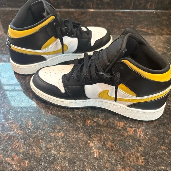 Nike Air Jordan 1 Mid Pollen Yellow White Black 554724-177 5.5 Youth