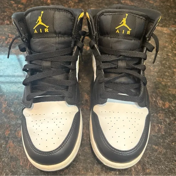 Nike Air Jordan 1 Mid Pollen Yellow White Black 554724-177 5.5 Youth