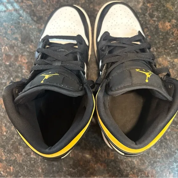 Nike Air Jordan 1 Mid Pollen Yellow White Black 554724-177 5.5 Youth