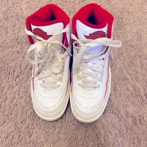 Nike Air Jordan White and Red High-Top Sneakers with Classic Basketball Design