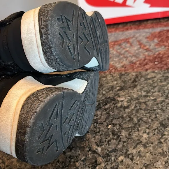 Nike air raid sneakerboot Black and Gray Sneakers EUC 10.5