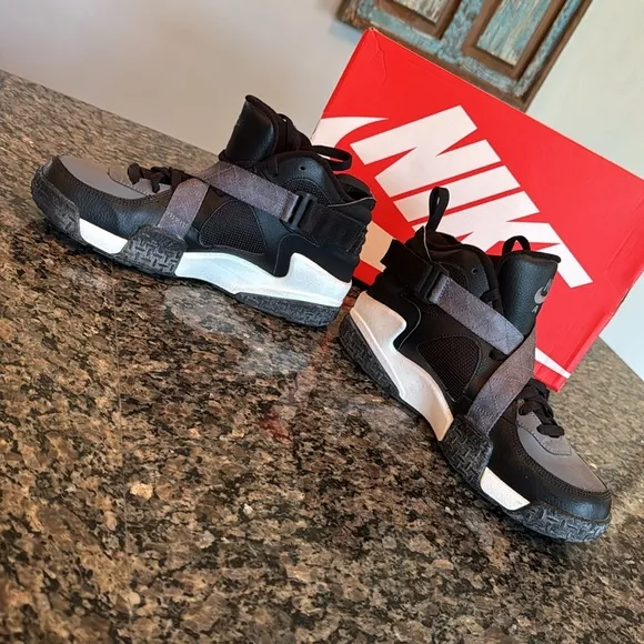 Nike air raid sneakerboot Black and Gray Sneakers EUC 10.5