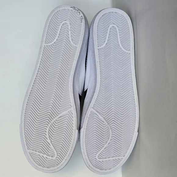 Nike Black and White Athletic Sneakers with Bold Swoosh