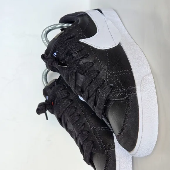 Nike Black and White Athletic Sneakers with Bold Swoosh