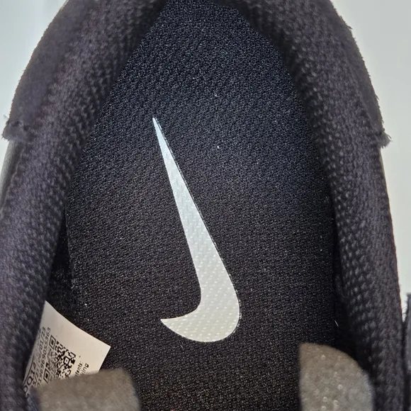 Nike Black and White Athletic Sneakers with Bold Swoosh