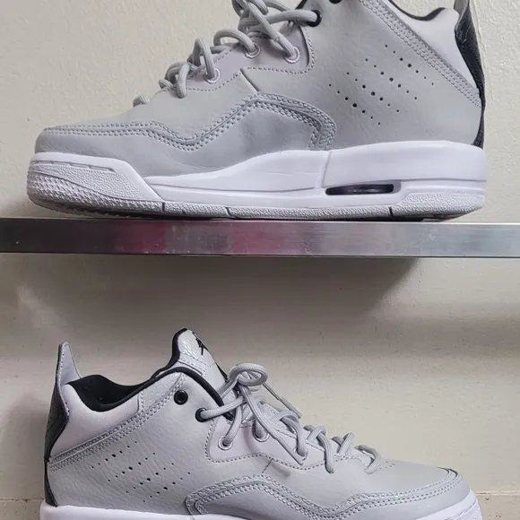 Nike Courtside 23 Midtop sneakers. Grey/white/black, Size 6 youth/boys
