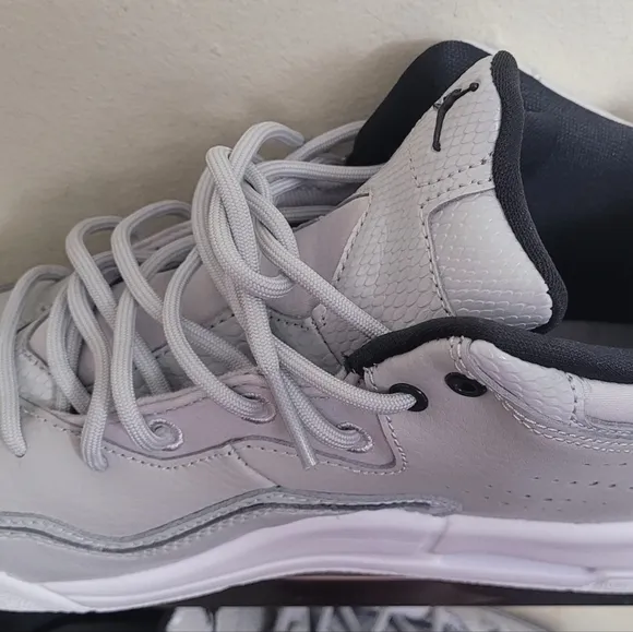 Nike Courtside 23 Midtop sneakers. Grey/white/black, Size 6 youth/boys