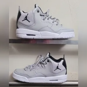 Nike Courtside 23 Midtop sneakers. Grey/white/black, Size 6 youth/boys