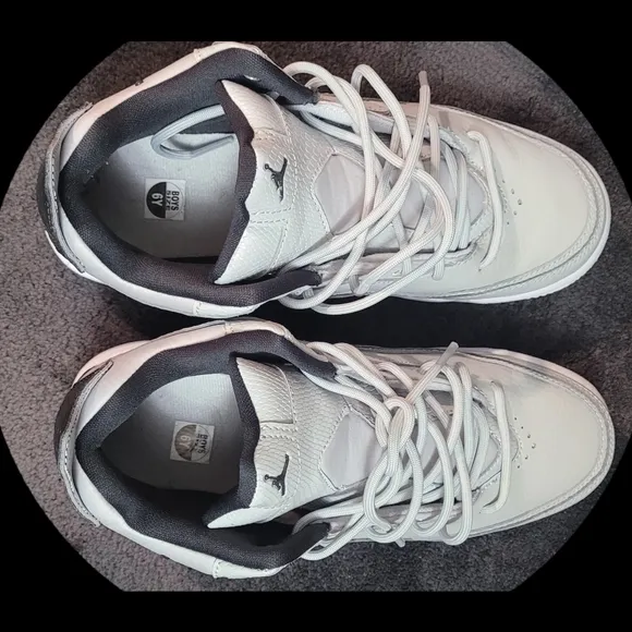 Nike Courtside 23 Midtop sneakers. Grey/white/black, Size 6 youth/boys