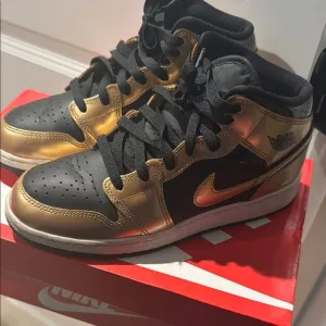 Nike Gold and Black Sneakers Mid-Top Design