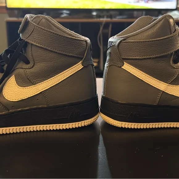 Nike Gray and Black Sneakers Mid-Top Design