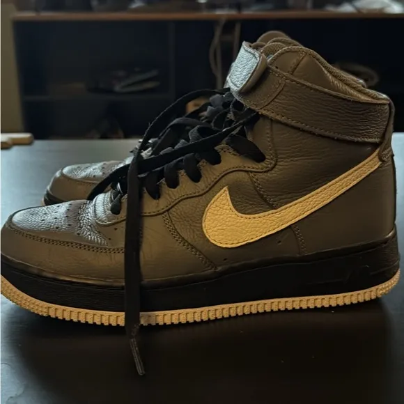 Nike Gray and Black Sneakers Mid-Top Design