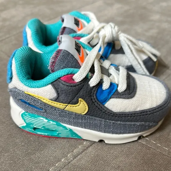 Nike Gray and White Sneakers for Everyday Comfort