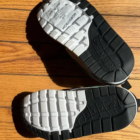 Nike Green and Black Sneakers for Active Comfort