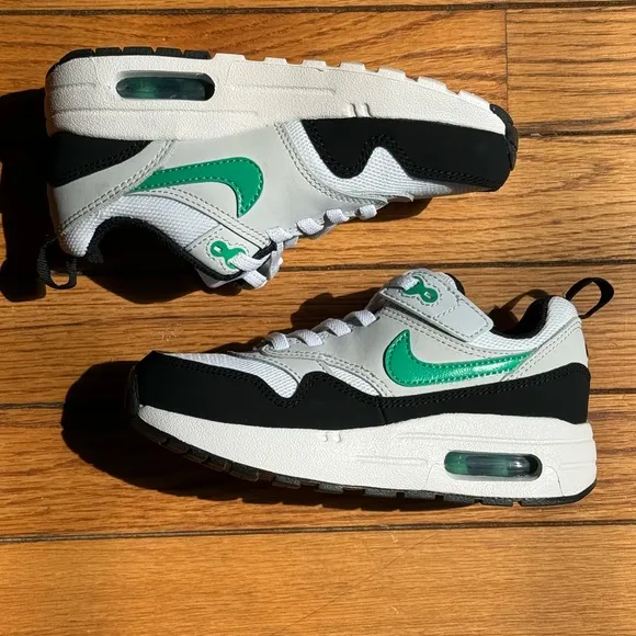 Nike Green and Black Sneakers for Active Comfort