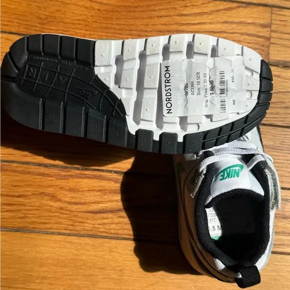 Nike Green and Black Sneakers for Active Comfort