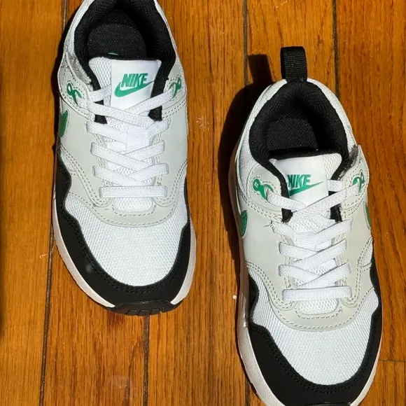 Nike Green and Black Sneakers for Active Comfort