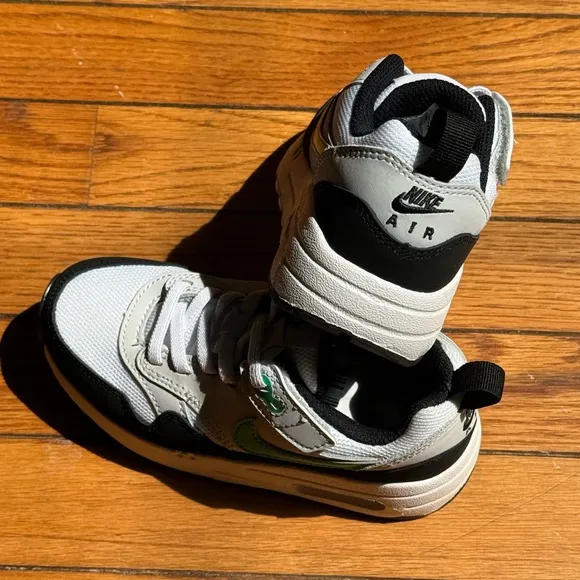 Nike Green and Black Sneakers for Active Comfort