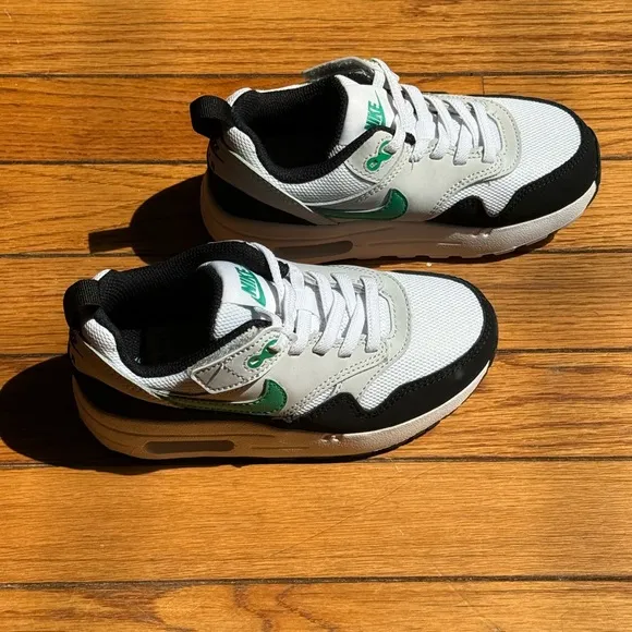Nike Green and Black Sneakers for Active Comfort