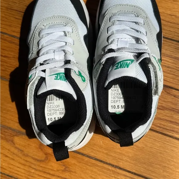 Nike Green and Black Sneakers for Active Comfort