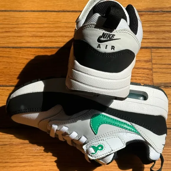 Nike Green and Black Sneakers for Active Comfort