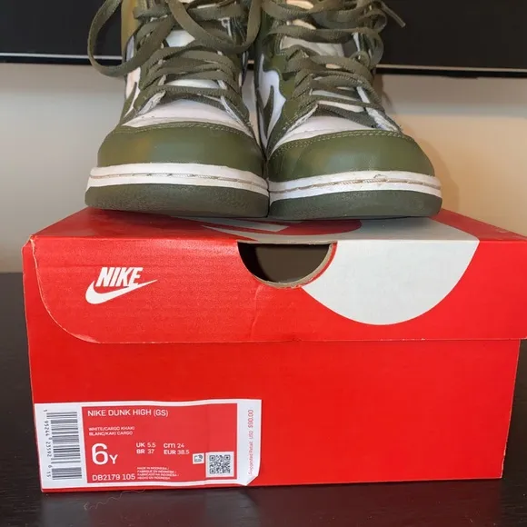 Nike Green and White High-Top Sneakers with Classic Design (YOUTH)