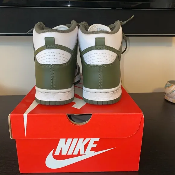 Nike Green and White High-Top Sneakers with Classic Design (YOUTH)