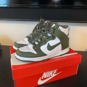 Nike Green and White High-Top Sneakers with Classic Design (YOUTH)