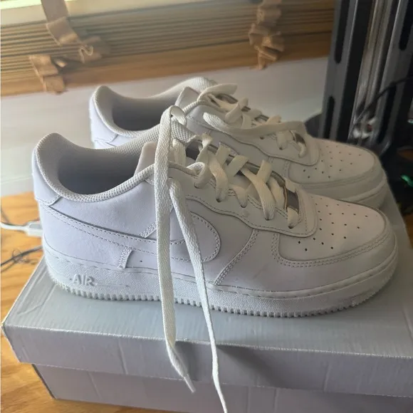Nike Kids White Air Force 1 ()Sneaks, kid size 6,adult size 8 . good condition.