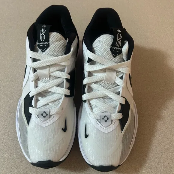 Nike Kyrie Low 5 TB youth Sneakers with Breathable Mesh and Cushioned Midsole