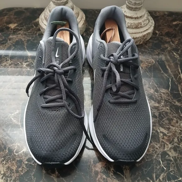 Nike Revolution 7 Comfort/Athletic Walking Shoes Size 9 Men/10.5 Women