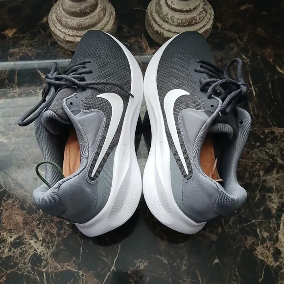 Nike Revolution 7 Comfort/Athletic Walking Shoes Size 9 Men/10.5 Women