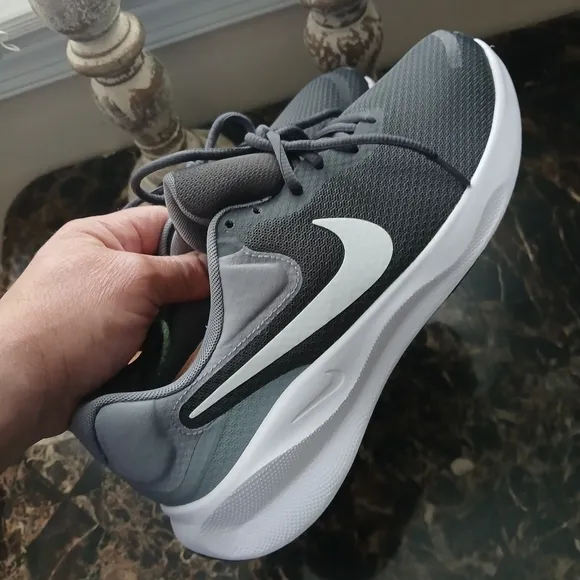 Nike Revolution 7 Comfort/Athletic Walking Shoes Size 9 Men/10.5 Women