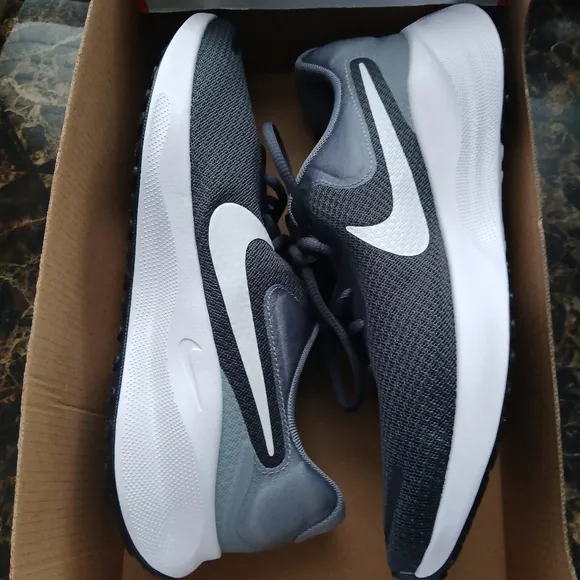 Nike Revolution 7 Comfort/Athletic Walking Shoes Size 9 Men/10.5 Women