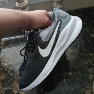 Nike Revolution 7 Comfort/Athletic Walking Shoes Size 9 Men/10.5 Women